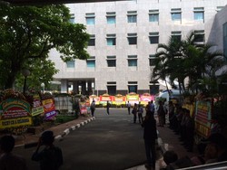 Karangan Bunga untuk Haji Lulung Dominan di Gedung DPRD DKI