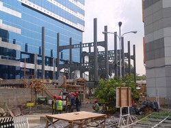 4 Pekerja Terjatuh dari Tiang Besi Proyek Konstruksi di Medan