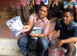 Fotografer Dadakan Mengais Rezeki di Pelantikan Anggota DPRD DKI Jakarta