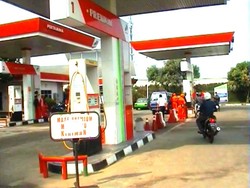 Premium di SPBU Kosong, Warga Sukabumi Terpaksa Beli Bensin Eceran
