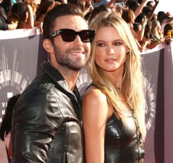 Foto: Kompak Serba Hitam, Adam Levine Gandeng Mesra Istri di MTV VMA 2014