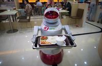 Aksi Robot Pelayan di Restoran