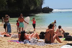 Ketika Pantai Padang-padang Jadi Lautan Bikini