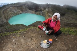 Ngopi Sembari Menikmati Danau Kelimutu yang Aduhai