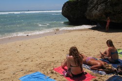 Sst! Ini Bulan Pas Pantai Padang-Padang Penuh Bule Berbikini