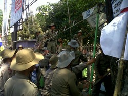 Dirikan Lapak di Atas Selokan, Puluhan PKL di Semarang Ditertibkan Satpol