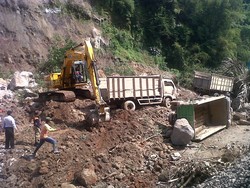 5 Truk Tertimpa Tebing Longsor di Lereng Merapi, 1 Tertimbun
