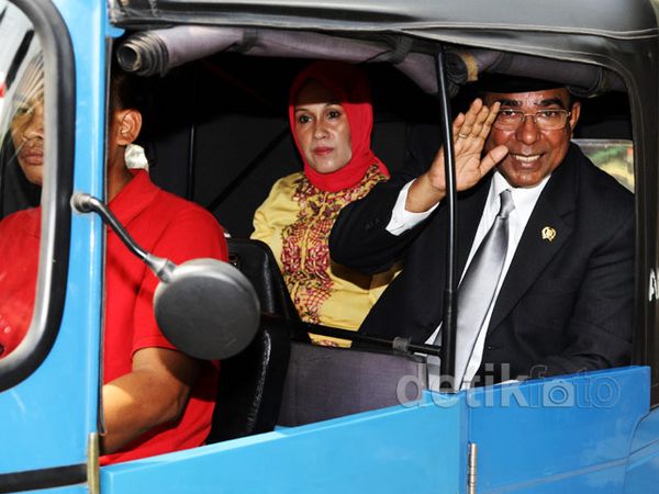 Anggota DPRD DKI Terpilih Datang Naik Bajaj
