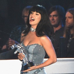 Katy Perry Sukses Raih Moonman Pertama di MTV VMA 2014