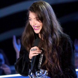 Kalahkan Arctic Monkeys, Lorde Raih Best Rock Video