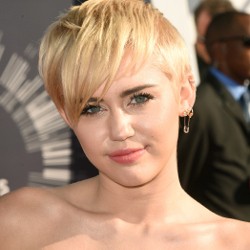 Wrecking Ball Raih Video Of The Year, Miley Cyrus Menangis