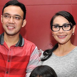 Usai Sidang Cerai, Sandy Tumiwa Cium Kening Tessa Kaunang