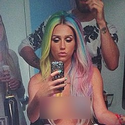 Kesha Unggah Foto Topless Sebelum Hadiri MTV VMA 2014
