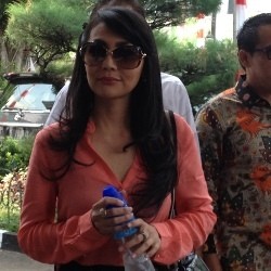 Ditemani Orangtua, Tessa Kaunang Hadiri Sidang Perdana Gugatan Cerai