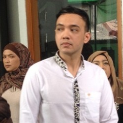 Kompak! Sandy Tumiwa Juga Bawa Ibunda di Sidang Cerai