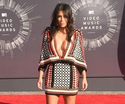Kim Kardashian Tampil Seksi Pamerkan Asetnya di Karpet Merah MTV