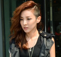Korean Style: Idola K-pop Wanita Berpotongan Rambut Ekstrem