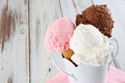 Dengan Cara Gampang Ini Es Krim Vanila Bisa Jadi Es Krim Matcha dan Biskuit