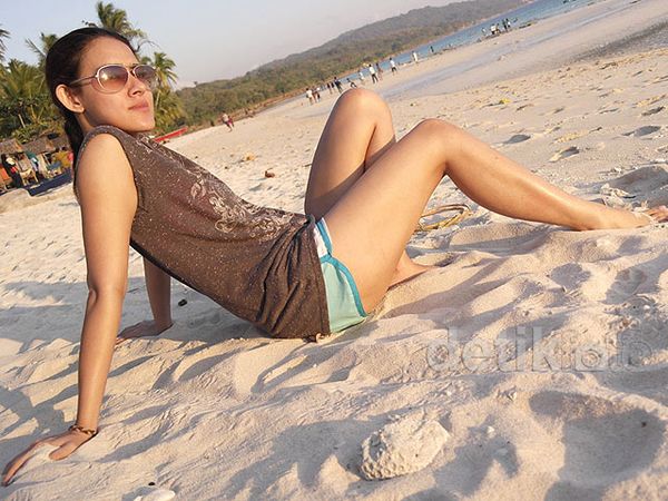 Pose Fairuz A Rafiq di Tepi Pantai