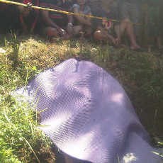 Sesosok Mayat Wanita Memakai Helm Ditemukan di Parit