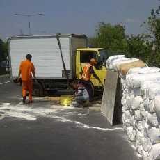 Truk Box Muat Kalsium Terguling di KM 6.200 Satelit-Perak