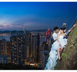 9 Foto Pernikahan Ekstrem, Sambil Panjat Tebing Hingga Banjir-banjiran