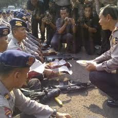 Santainya Kapolri Makan Nasi Goreng Bareng Pasukan