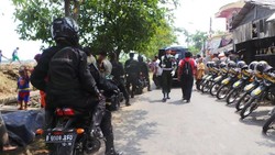 Jokowi Ajak Mobil Kepresidenan dan Paspampres Blusukan ke Rawa Kendal