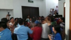 Usai Vonis, Siswa SMA 3 dan Keluarga Korban Kekerasan Terlibat Kericuhan