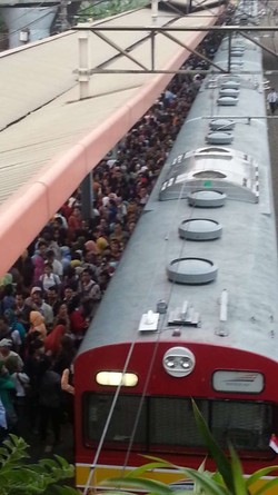 Gara-gara KRL Telat, Penumpang Berdesakan di Peron Stasiun Tanah Abang