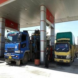 Ini Penampakan Truk-truk Antre Sedot Solar Subsidi di SPBU Riau