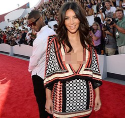 Ups, Usher Kepergok Lirik Bokong Seksi Kim Kardashian