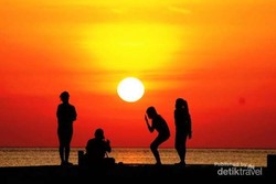 Pemandangan Sunset yang Sempurna di Pulau Moyo
