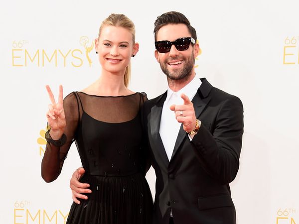 Adam Levine dan Istri Serasi Serba Hitam di Emmy 2014