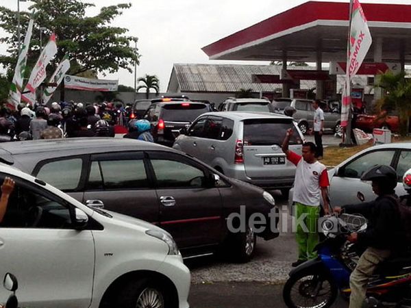 Antrean Panjang di SPBU Yogyakarta