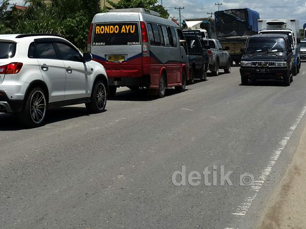 Antrean Kendaraan di SPBU Pekanbaru