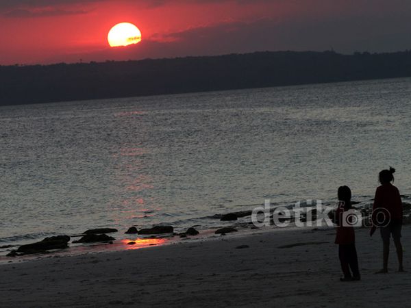 Keindahan Sunset di Pantai Nirwana Sulawesi Tenggara
