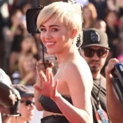 Tahun Lalu Heboh Twerking, Miley Cyrus Kini Tak Berhenti Menangis di VMA 2014