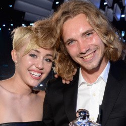 Ini Alasan Miley Cyrus Ajak Pria Tunawisma Terima Penghargaan di MTV VMA