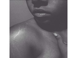 Pamer Stretch Marks Jadi Tren Selfie Terbaru