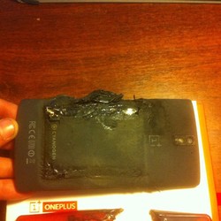 Ponsel OnePlus Terbakar Sampai Lubangi Celana