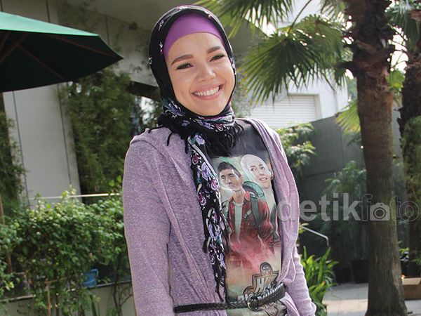 Dewi Sandra Berseri-seri