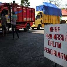 Kisah Sopir Truk yang Antre Solar