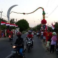 Gapura Jembatan Ini Terbuat dari Clurit dan Pecut Raksasa