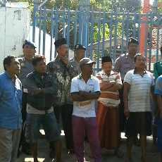 Warga Bawa Bangkai Ayam Tolak Kontrak Ulang Tower BTS