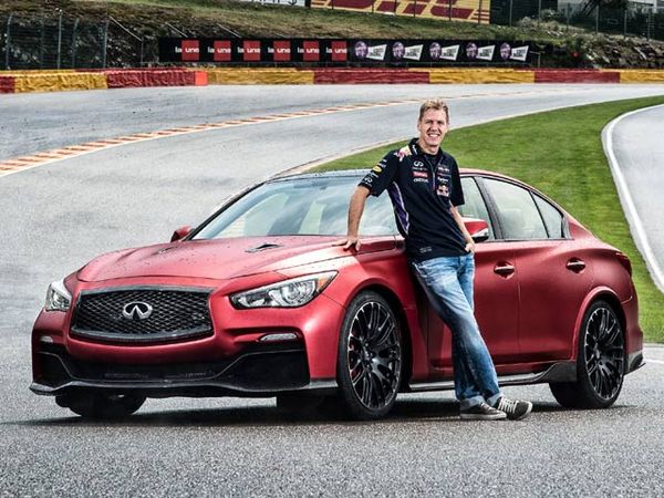 Vettel Pamerkan Mobil Spesial Infiniti