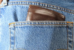 Sering Duduk Mengantongi Dompet di Saku Belakang? Waspadai Sciatica