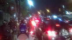 Tengah Malam, Mampang Prapatan Arah Buncit Macet Akibat Antrean di SPBU