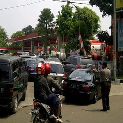 Antrean Kendaraan Masih Terjadi di SPBU, Polisi Bersiaga