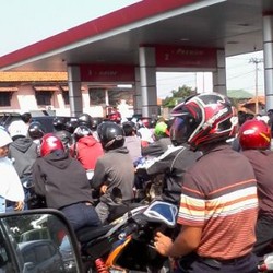 Penampakan Antrean Panjang di SPBU Berbagai Daerah